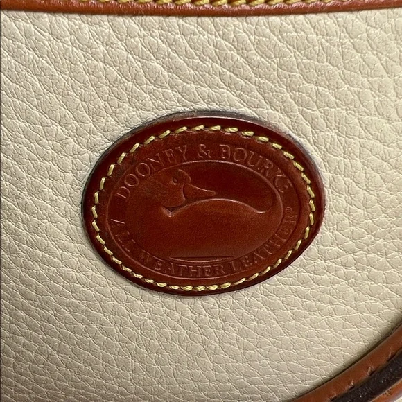 Dooney & Bourke Vintage Cream and Brown Shoulder Bag and Matching Wallet - Picture 2 of 16